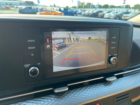 Used 2023 Kia Carnival LX FWD image 19