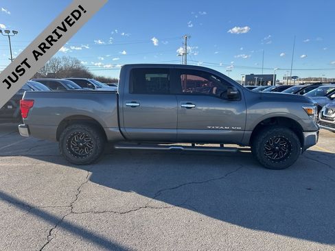 Used 2018 Nissan Titan SV image 4