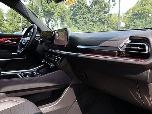 Used 2024 Chevrolet Traverse Z71 image 33