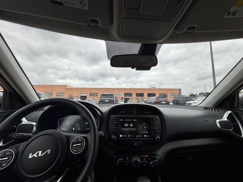 Used 2025 Kia Soul LX w/ LX Technology Package FWD image 30
