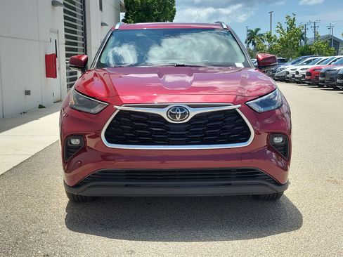 Used 2021 Toyota Highlander XLE FWD image 2
