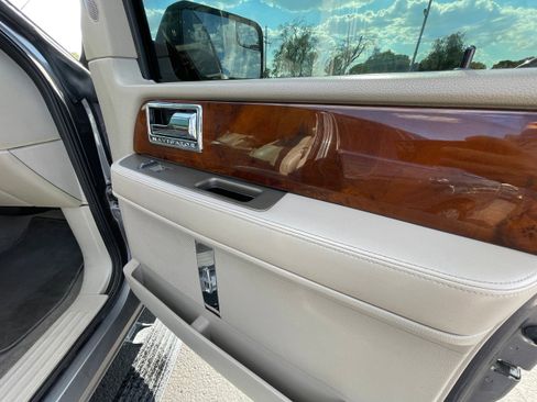 Used 2014 Lincoln Navigator 2WD image 25