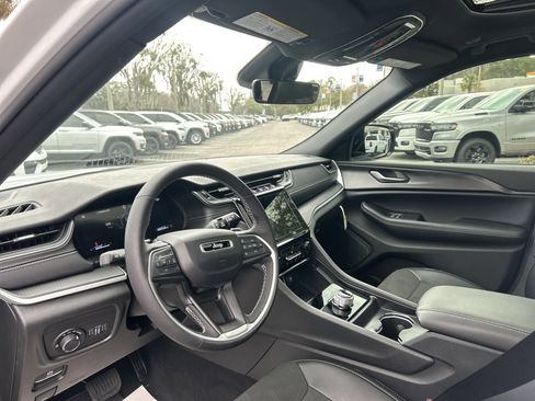 New 2025 Jeep Grand Cherokee Altitude image 16