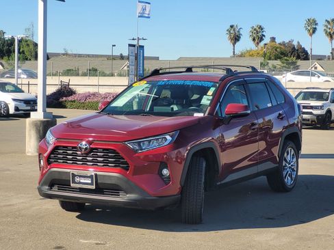 Used 2020 Toyota RAV4 XLE Premium image 9