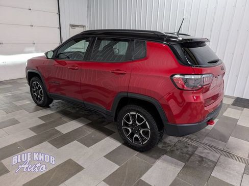 Used 2025 Jeep Compass Trailhawk AWD/4WD image 2
