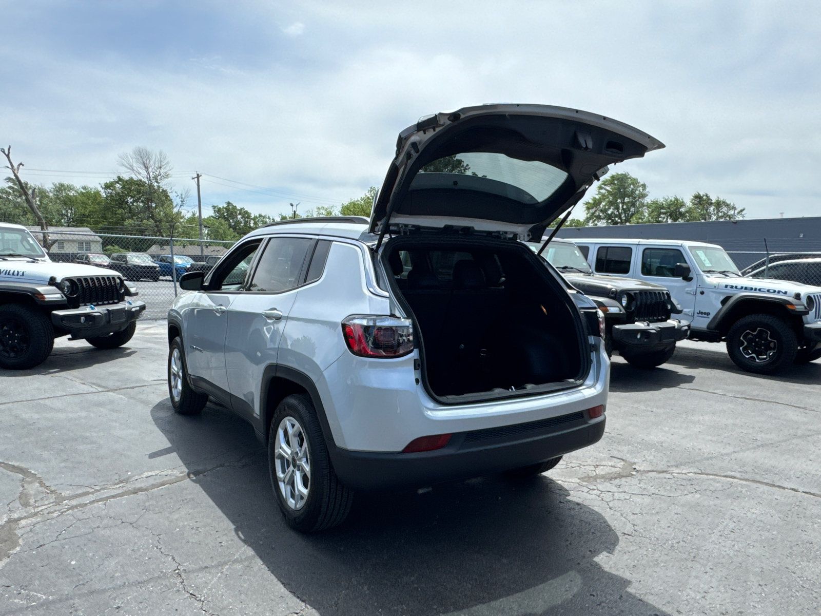 Used 2025 Jeep Compass Latitude AWD/4WD image 17