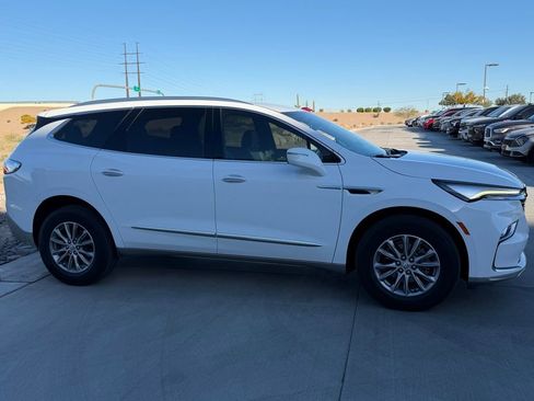 Used 2023 Buick Enclave Essence image 3