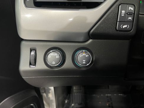 Used 2018 Chevrolet Suburban LT image 25