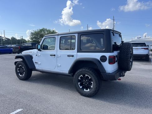 Used 2025 Jeep Wrangler Unlimited Rubicon AWD/4WD image 3
