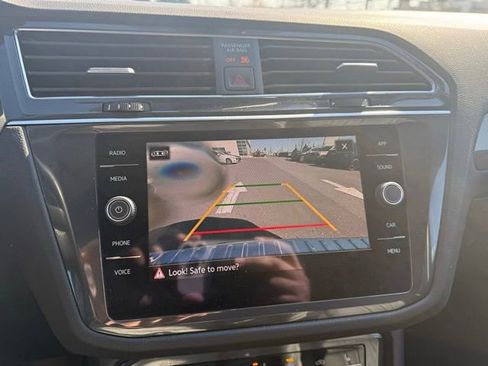 Used 2023 Volkswagen Tiguan SE w/ Panoramic Sunroof Package image 18