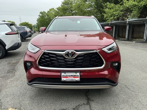 New 2026 Toyota Highlander Platinum AWD/4WD image 2