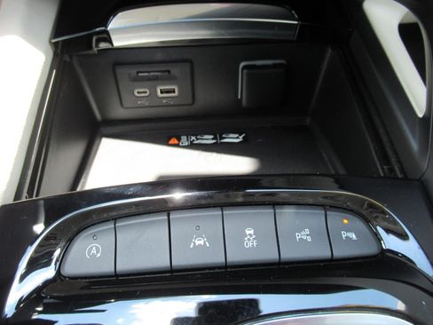 Used 2022 Buick Envision Avenir w/ Technology Package II FWD image 28