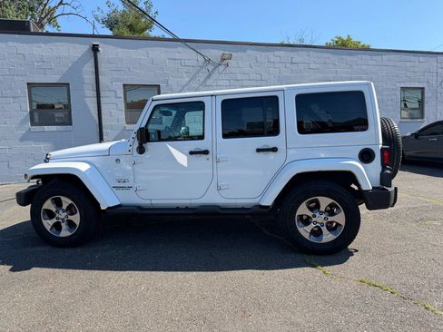 Used 2016 Jeep Wrangler Unlimited Sahara w/ Connectivity Group AWD/4WD image 12