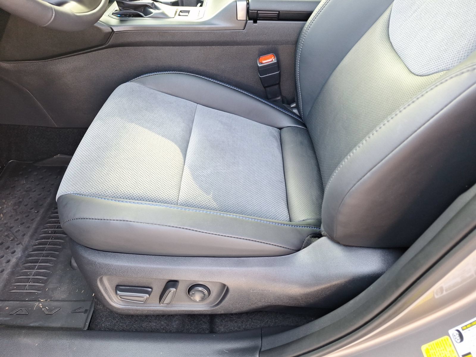 Used 2026 Toyota RAV4 XSE w/ Weather Package AWD/4WD image 15