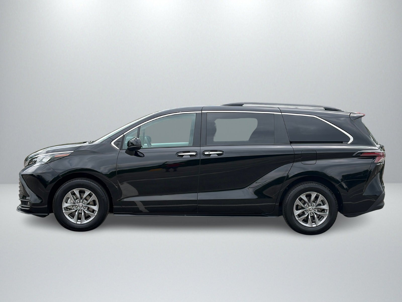 Used 2026 Toyota Sienna XLE FWD image 2