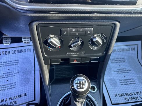 Used 2012 Volkswagen Beetle 2.0T image 21