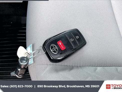 Used 2025 Toyota Tacoma SR5 AWD/4WD image 9