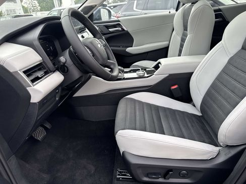 New 2025 Mitsubishi Outlander SE image 17