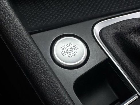 Used 2022 Volkswagen Jetta SE w/ Panoramic Sunroof Package FWD image 19