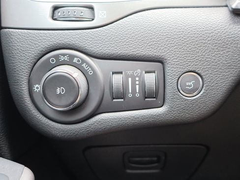 Used 2019 Jeep Cherokee Latitude Plus w/ Comfort/Convenience Group image 17