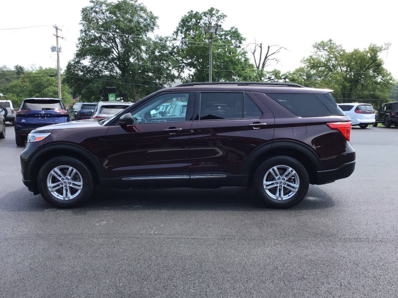 Used 2023 Ford Explorer XLT AWD/4WD image 3