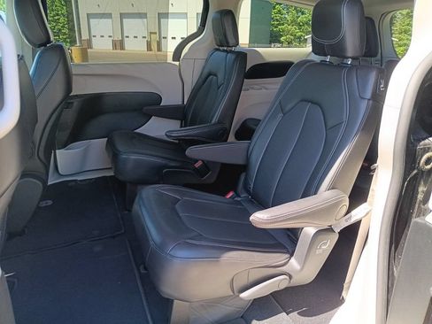 Used 2024 Chrysler Pacifica Touring-L FWD image 18