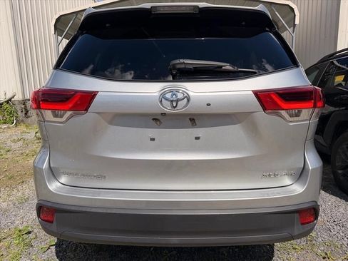 Used 2018 Toyota Highlander XLE AWD/4WD image 17