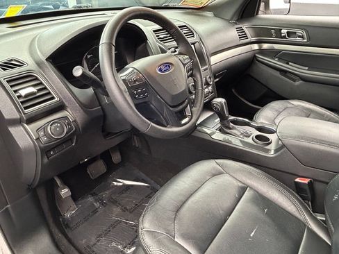 Used 2018 Ford Explorer XLT w/ Equipment Group 202A FWD image 13