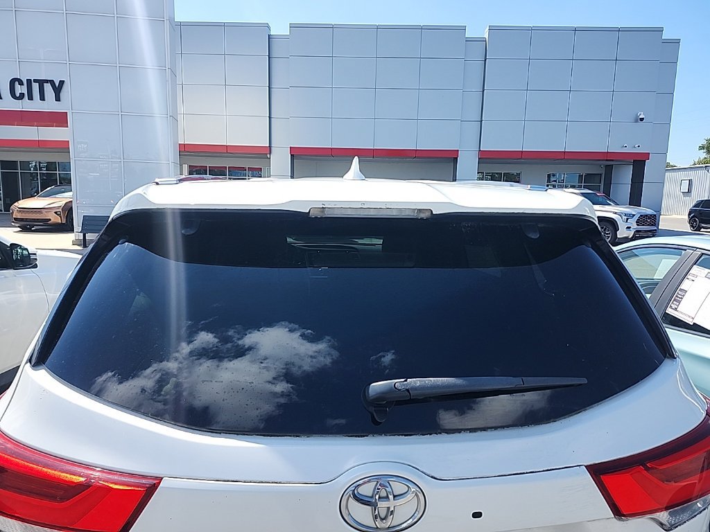 Used 2019 Toyota Highlander XLE FWD image 21