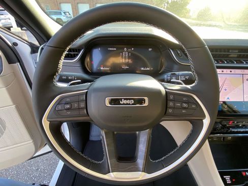 New 2025 Jeep Grand Cherokee Limited w/ Luxury Tech Group II image 20