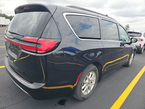 Used 2022 Chrysler Pacifica Touring-L FWD image 2