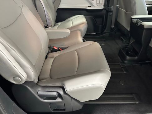 Used 2025 Toyota Sienna XLE image 57