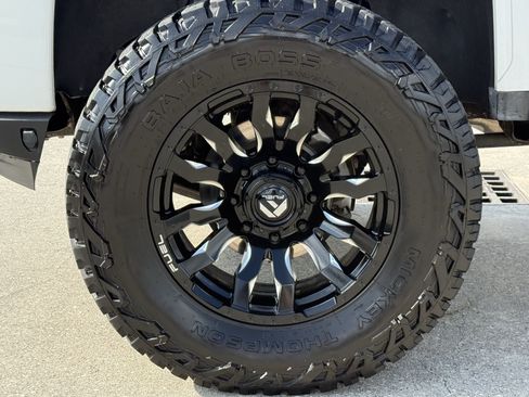 Used 2020 GMC Sierra 2500 AT4 w/ Technology Package AWD/4WD image 12