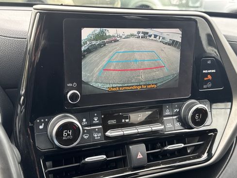 Used 2023 Toyota Highlander XLE AWD/4WD image 13