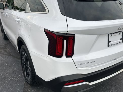 Used 2024 Kia Sorento S image 9