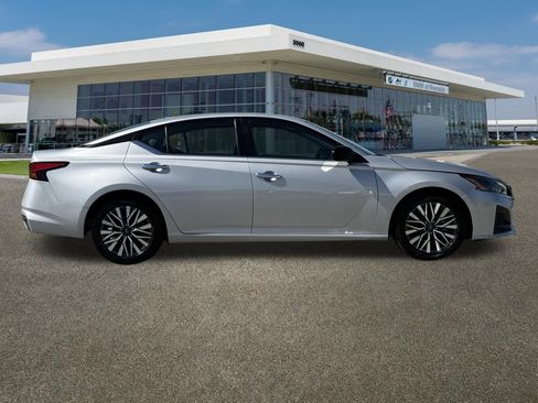 Used 2024 Nissan Altima 2.5 SV image 12
