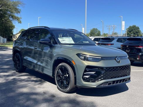 New 2026 Volkswagen Tiguan SE R-Line FWD image 1