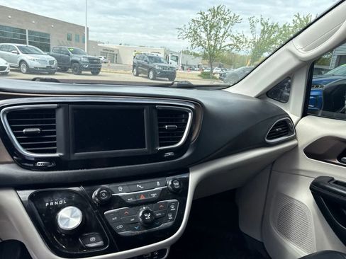 Used 2019 Chrysler Pacifica Touring-L FWD image 19