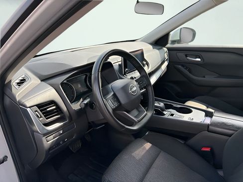 Used 2025 Nissan Rogue SV FWD image 12