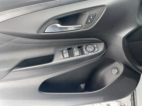 Used 2025 Buick Envista Sport Touring image 18