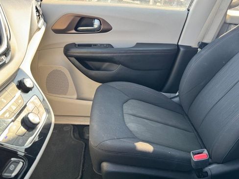 Used 2017 Chrysler Pacifica Touring image 13