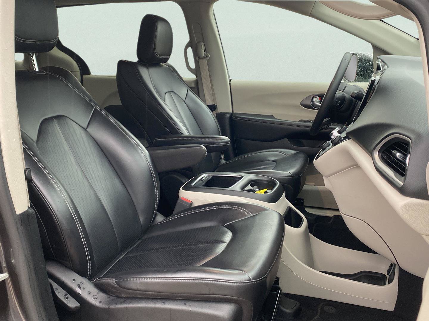 Used 2023 Chrysler Pacifica Touring-L FWD image 28