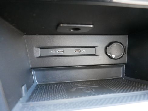 Used 2024 Volkswagen Taos SE image 33