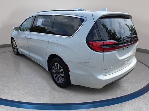 Used 2021 Chrysler Pacifica Touring-L FWD image 7