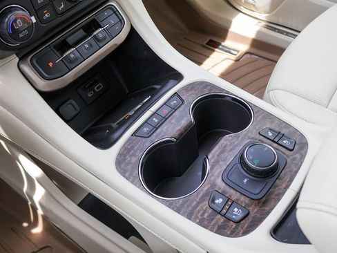 Used 2023 GMC Acadia Denali w/ Denali Ultimate Package FWD image 17