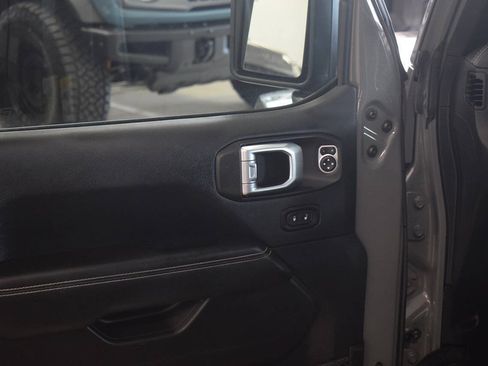 Used 2018 Jeep Wrangler Unlimited Sahara AWD/4WD image 17