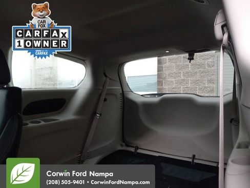 Used 2024 Chrysler Pacifica Touring-L image 26