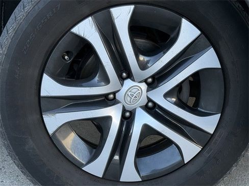 Used 2018 Toyota RAV4 LE image 9