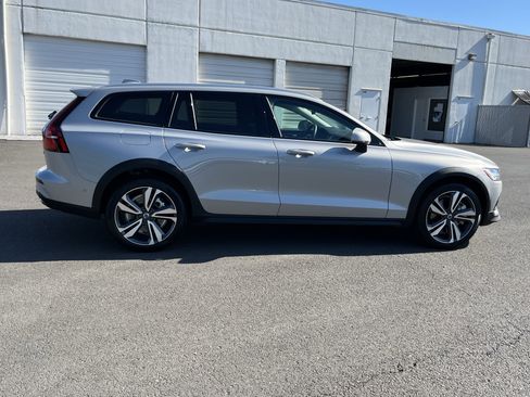 Used 2025 Volvo V60 B5 Cross Country Plus AWD/4WD image 6