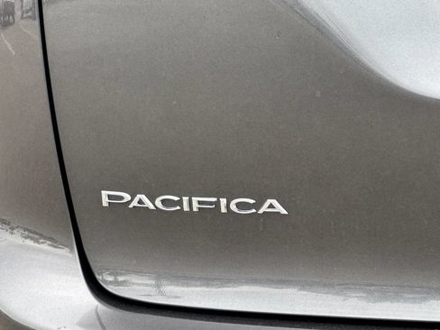 Used 2023 Chrysler Pacifica Touring-L FWD image 32